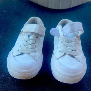 White shoes size 9